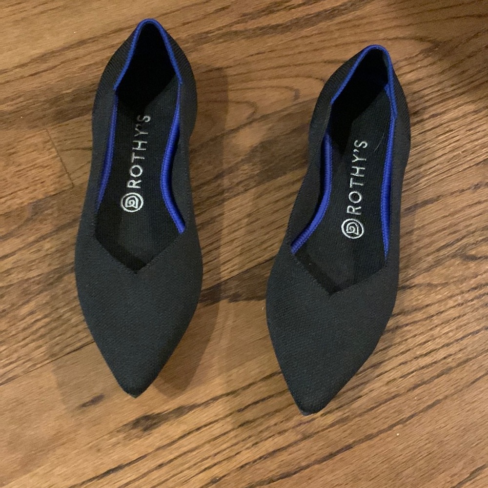 black pointed Rothy’s flats